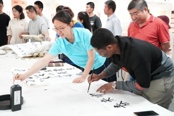 中国学生和留学生代表现场书写