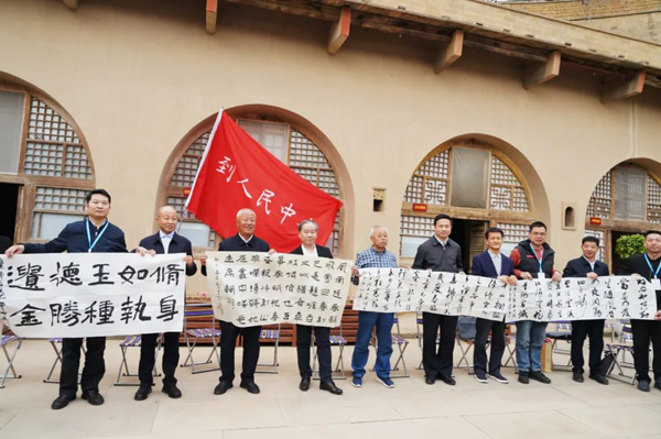 专委会委员代表向米脂县委、杨家沟革命纪念馆及三位劳模赠送书法作品